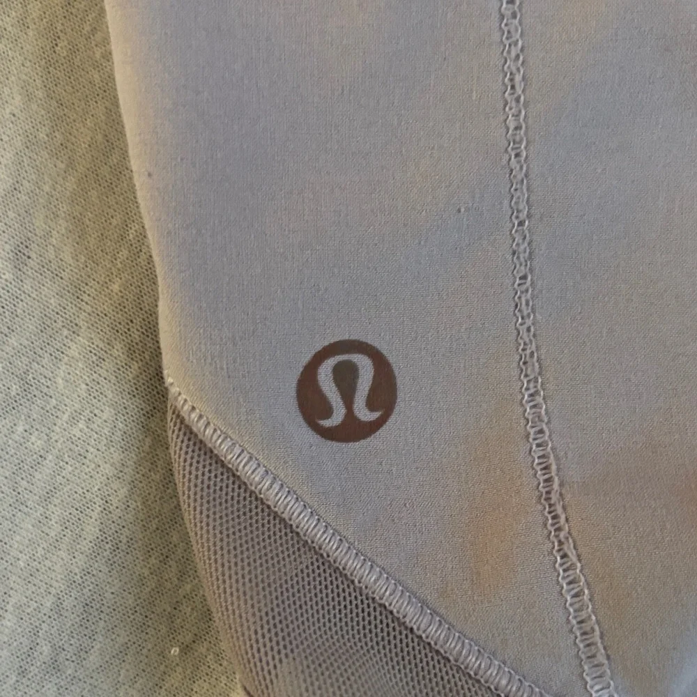 LULULEMON PERFECT CONDITION SIZE 4 PURPLE SHORTS - Picture 3 of 5